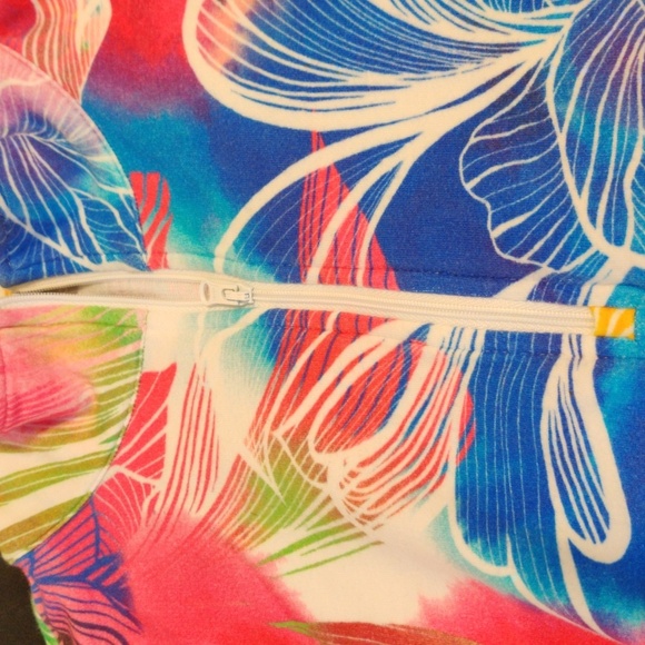 T By TALBOTS. Colorful Women's Swim Top - Picture 4 of 8